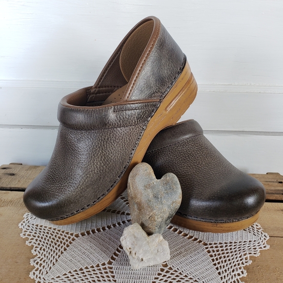 Ode to Dansko♡Heart & SouLe.. of the rocker bottom roLL clogs iconic flagship - Picture 5 of 15
